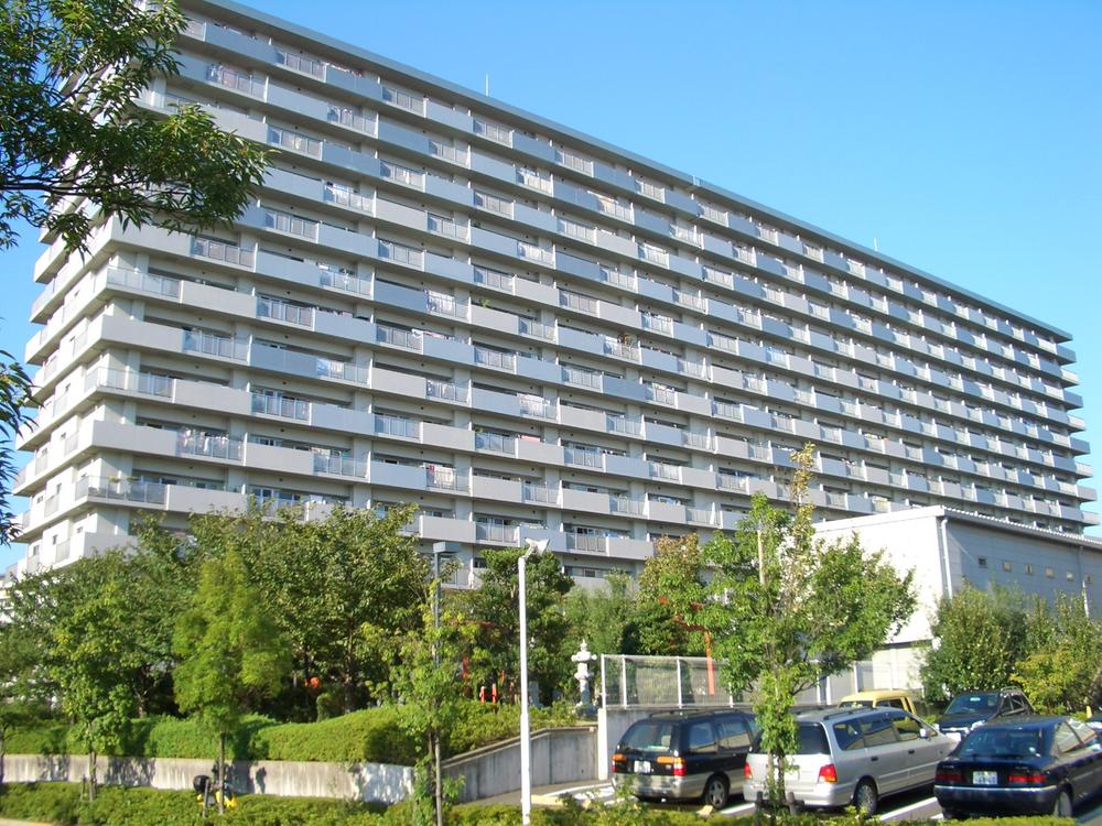 Local appearance photo. Local (July 2013) Shooting ■ Large-scale apartment of the total number of units 450 units ■ Higashi-Ojima Station 9 minute walk