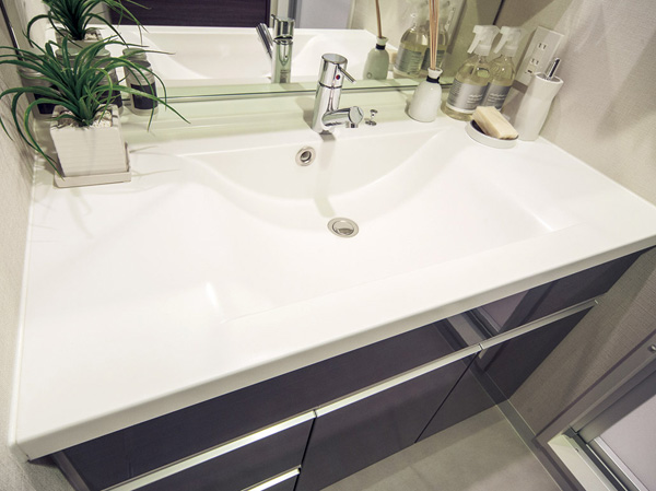 Bathing-wash room.  [Bowl-integrated counter / Single lever mixing faucet] Counter top and sink bowl of integrally molded. Since there is no joint, beautifully, Cleaning is also easy. Also, Selectively used the water and hot water at the touch of a button, Adoption of a single-lever mixing faucet. Head is pulled out, Shampoo is useful, for example,.