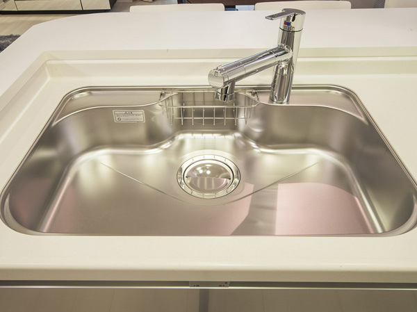 Kitchen.  [Built-in water purifier with mixing faucet / Low-noise wide sink] water ・ Switched hot water is easy, Mixing faucet that also includes water purification function. Since the head is pulled out, It is also useful, such as sink cleaning. Large sink to wash well as a large dish or wok, Adopt a low-noise type to reduce the running water sound. It is with a convenient detergent rack.