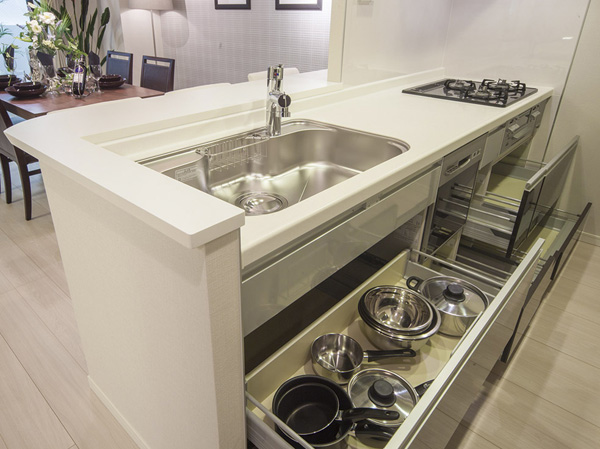 Kitchen.  [Slide cabinet (with Bull motion function)] It is easy to remove those in the back, Convenient for storage, such as a large pot, Sliding storage of. Even if momentum press well, It closes quietly.