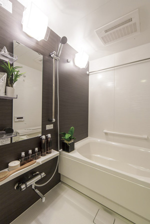 Bathing-wash room.  [Bathroom] Hot water-covered ・ Reheating, etc., Adopt a one-touch operation is possible Otobasu (semi-automatic) with the remote control. You can comfortably bathe at any time of the optimum temperature hot water.