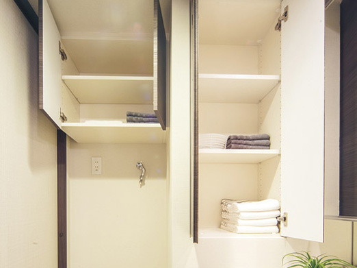Bathing-wash room.  [Linen cabinet] We established the linen cabinet in the corner of the wash room. Bulky easy towel, etc., You can clean organize. (Some top linen warehouse)