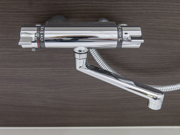 Bathing-wash room.  [Thermostat mixing faucet] The hot water temperature is automatically adjusted, Hot water optimum temperature can be used regardless of the temperature of the tap water, Adopt a mixing faucet with a thermostat function.