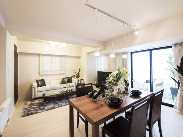 Living.  [Full of sense of openness living ・ dining] This space is aimed at families spend comfortably. Sunshine is pours, Living the wind flowing ・ dining. By the kitchen to face-to-face type, It will produce the open atmosphere. This is the main stage of the house to foster communication. (Select Plan all posted photos of took a partition of the model room B type (LDK / Application deadline Yes ・ Free of charge) is what was taken in October 2013. Also, And a part paid option, furniture ・ Furniture etc. are not included in the sale price)