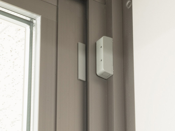 Security.  [Security Window Sensor] Shiraseru sounded the alarm and the window is opened during operation, Set up a crime prevention magnet sensor to 1 floor and roof balcony of the sash (except for some). Suppress trespassing. (Same specifications)