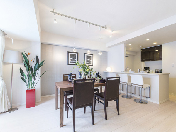 Room and equipment. This space is aimed at families spend comfortably. Sunshine is pours, Living the wind flowing ・ dining. By the kitchen to face-to-face type, It will produce the open atmosphere. This is the main stage of the house to foster communication. (Model Room B type (select plans that took the partition of LDK / Application deadline Yes ・ Free of charge) is what was taken in October 2013. Also, And a part paid option, furniture ・ Furniture etc. are not included in the sale price)