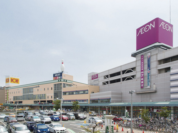 Surrounding environment. Food variety at the center a specialty store and retail stores are aligned ion Museum, East Building that contains the round one where you can enjoy at the beginning family Doit and bowling of large home improvement, Nine of shops & restaurants and sports clubs ・ It consists of the West Wing where there is Osso. Equipped with a bicycle parking space for more than a parking lot and 2000 cars that can be about 1,000 units housed, It is convenient to go out. (Topics Lek Plaza / About 690m, A 9-minute walk)