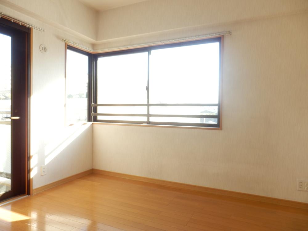 Non-living room. Indoor (12 May 2013) Shooting