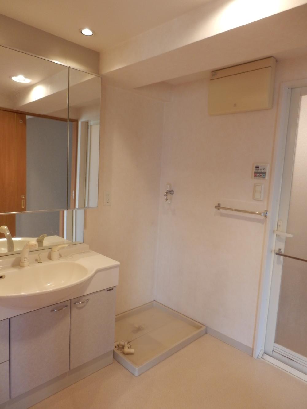 Wash basin, toilet. Indoor (12 May 2013) Shooting