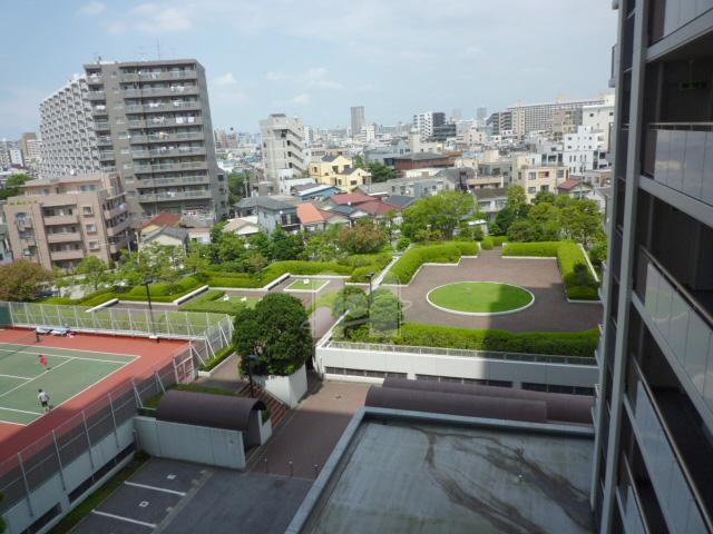 Other common areas. It is a roof garden that uses the roof of the parking lot.