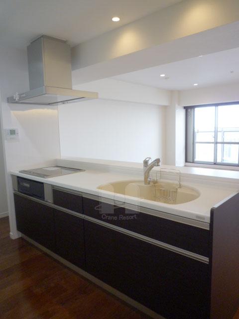 Kitchen. And a hanging cupboard and waste, Kitchen with an increased more open feeling and a sense of unity. In addition to the firm easy-to-use wide size, Water purifier is built-in!