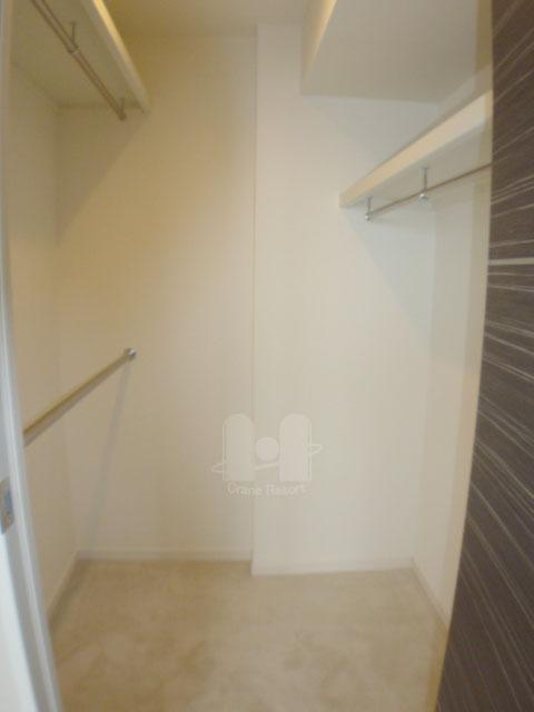 Receipt. Walk-in closet attached to the 6.5 Pledge of Western-style.