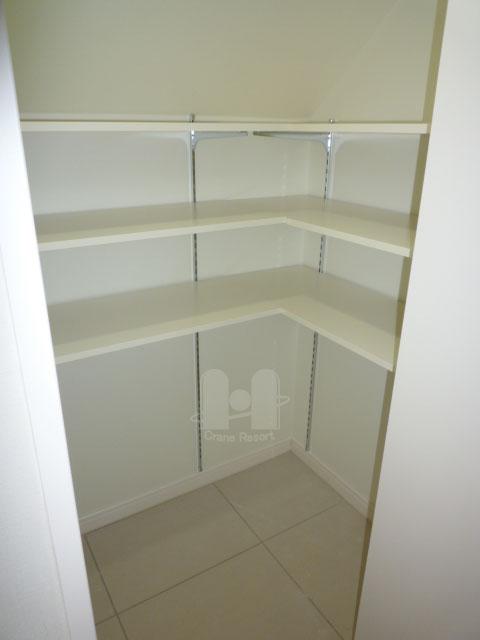 Receipt. Also solid effective utilization under the stairs.