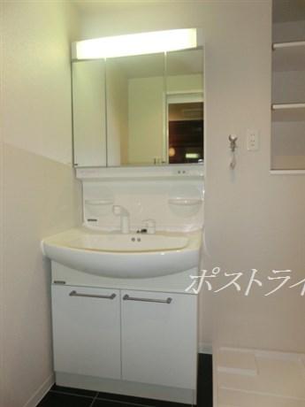 Wash basin, toilet. Wash basin