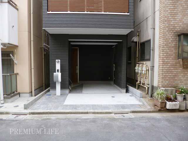 Parking lot.  [Garage] Mercedes-Benz E-Class about possible. High roof Allowed. 