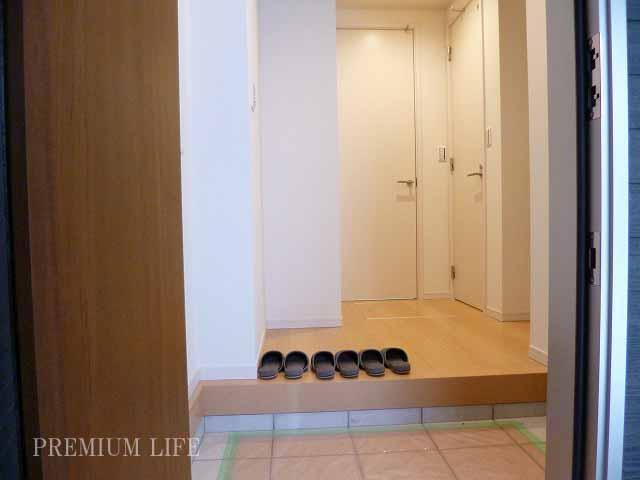 Entrance.  [Entrance] Widely frontage, A large number of visitors also okay