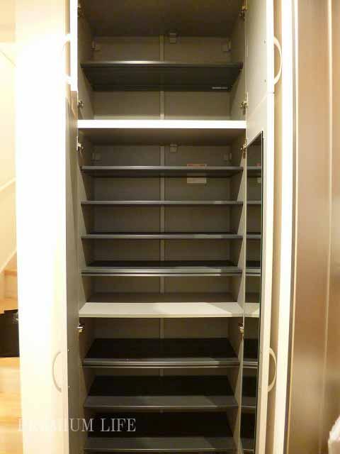 Receipt.  [Shoe box] Since the shelf is movable, Corresponding to various sizes of shoes. 