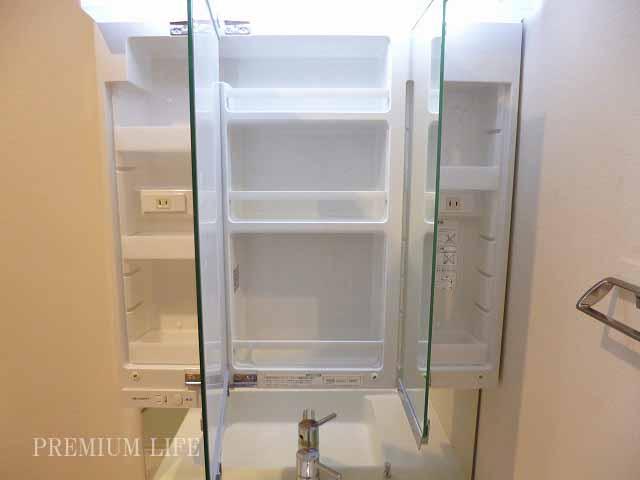 Wash basin, toilet.  [Bathroom vanity] The back of the three-sided mirror, It becomes a convenient storage shelf for storage of equipment. 