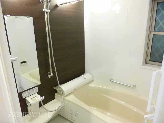 Bathroom.  [bathroom] 1616 spacious bathroom of size. Natural ventilation is also possible with the window. 