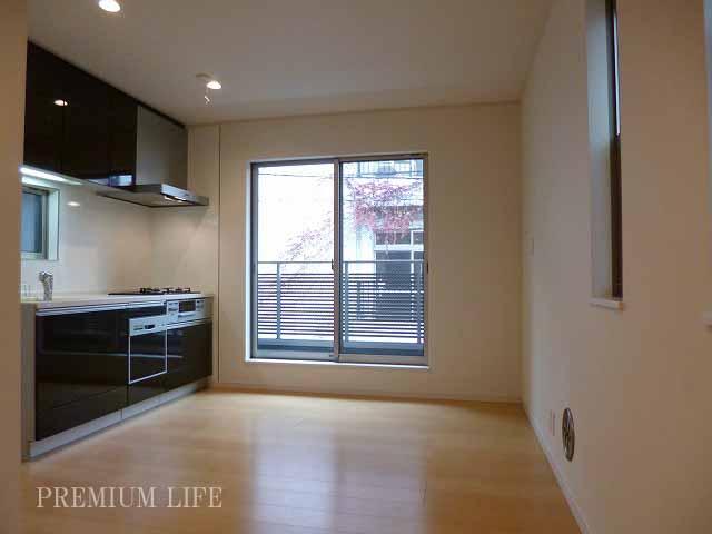 Living.  [dining] Refreshing light spreads dining space from balcony. 