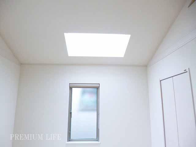 Non-living room.  [Western style room] It established the top light on the ceiling, It enhances the natural lighting. 