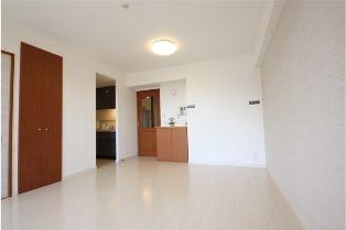 Living. ~ Already the new interior renovation ~  Is a positive per good on the south-facing.  living ・ Open-air space is wood deck specification that can be used for dining and integrated.  Popular "Toyosu" station within walking distance.  Parking use with rights (free of charge).