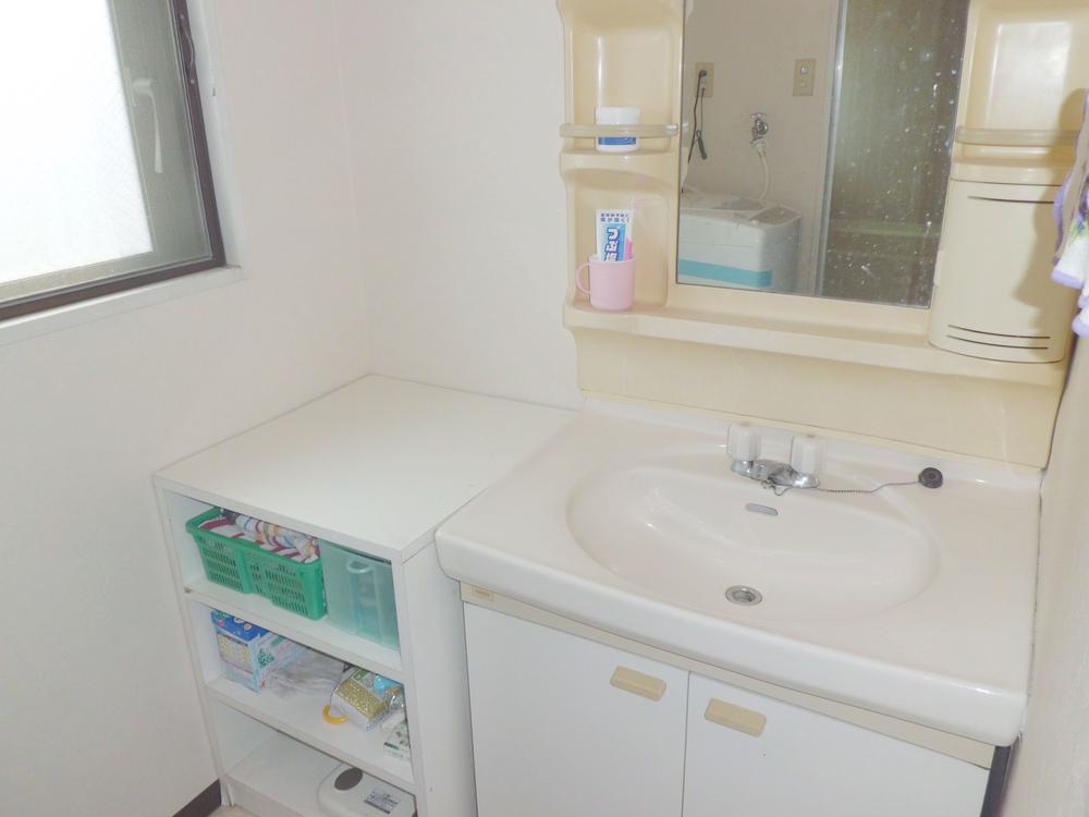 Wash basin, toilet. Wash basin