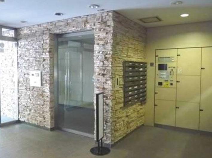 Entrance. Common areas