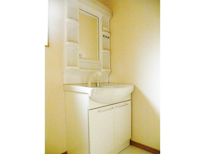 Wash basin, toilet. Building 2 basin