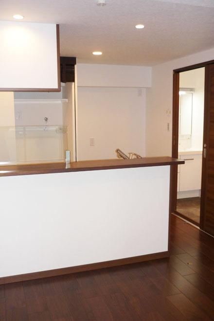 Non-living room. Popular counter kitchen adoption!