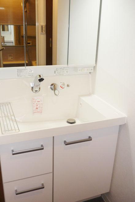 Wash basin, toilet. Wash basin also is a new article