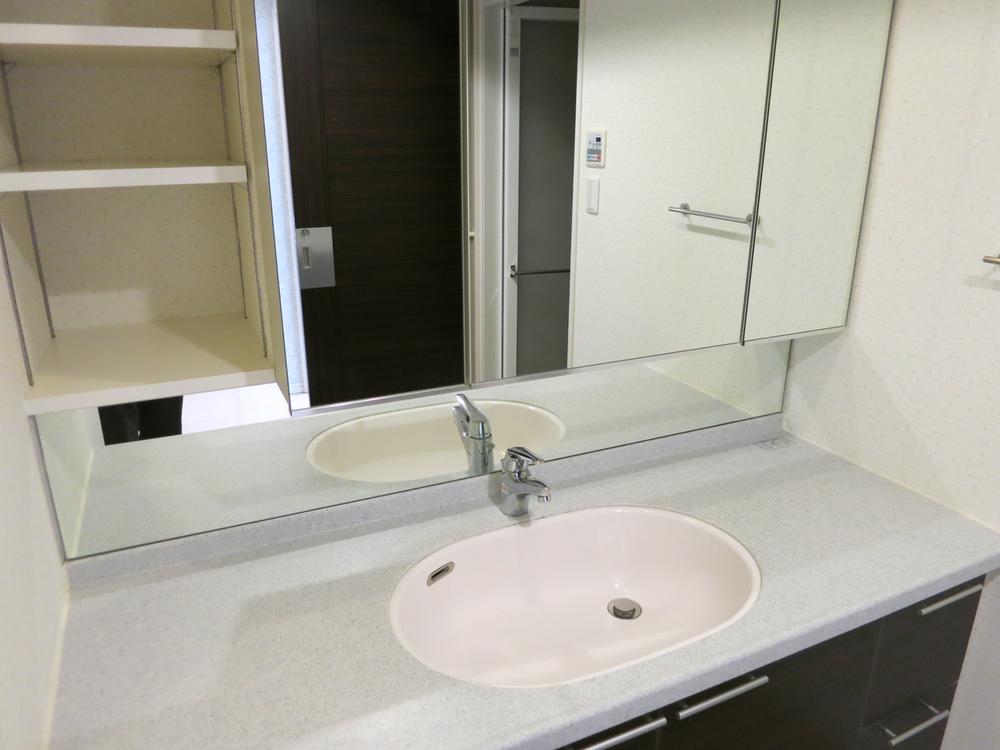 Wash basin, toilet. Local (10 May 2013) Shooting