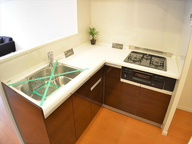 Kitchen. L-shaped face-to-face kitchen