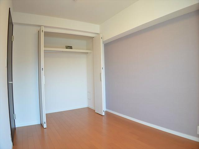 Non-living room. Accent Cross-conditioned Western-style