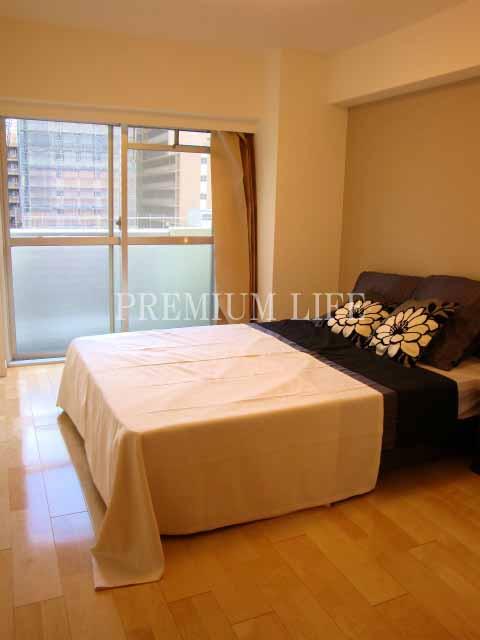 Non-living room. Bedroom with a bet.