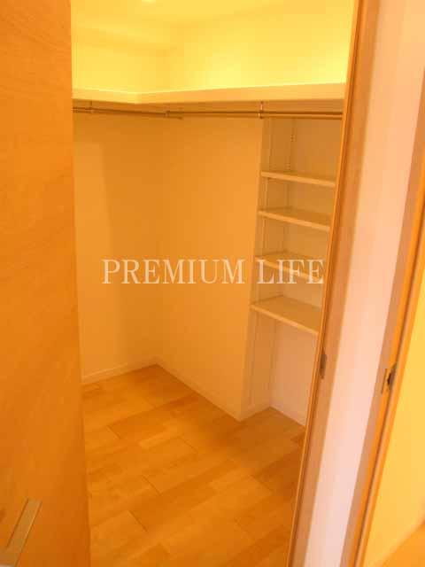 Receipt. Spacious walk-in closet.