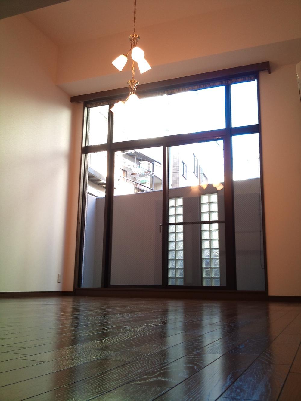 Living. A feeling of freedom and a ceiling height of 3.74m clear some large space, Please by all means feel at the time of field trips! !