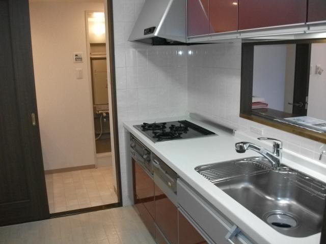 Kitchen. Bouncing of the conversation with the family while cooking, It is a popular face-to-face counter kitchen.