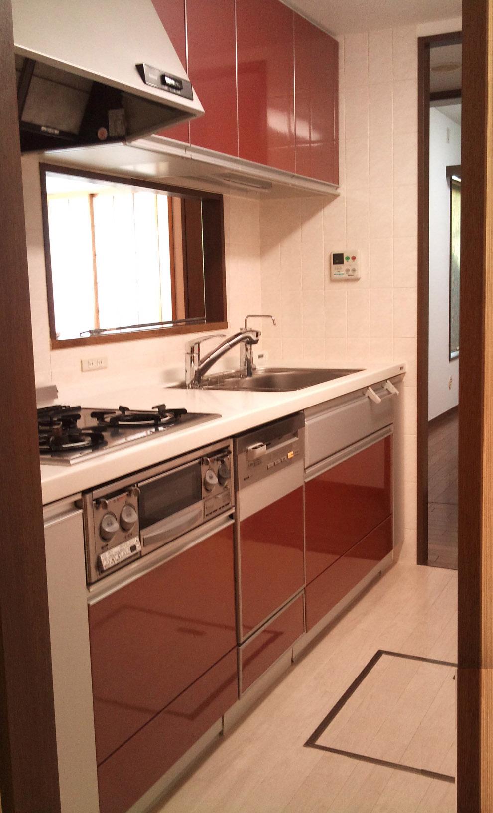 Kitchen. With happy underfloor storage! !