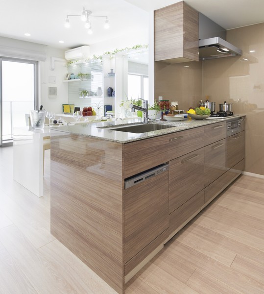  [Bright and airy face-to-face kitchen] While the housework, Also impetus conversation of family