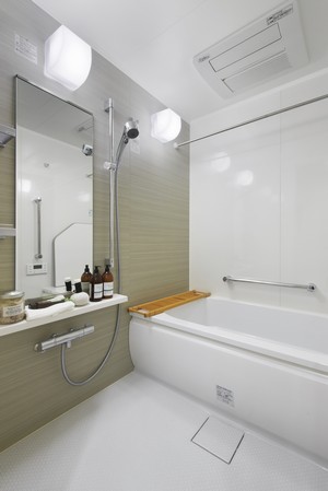  [Bathroom] Equipped with a "thermos bottle bath", "Karari floor," "TES bathroom heating dryer". Rattle of the bathroom door is removable. It is useful because it can be washed to remove