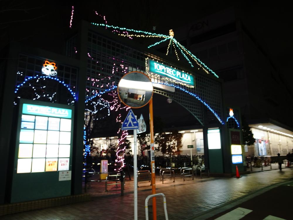 Shopping centre. 560m until Torre pick Plaza