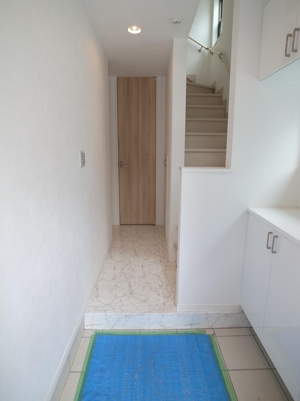 Entrance. Example of construction