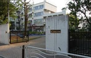 Primary school. The second sand the town until the elementary school 670m