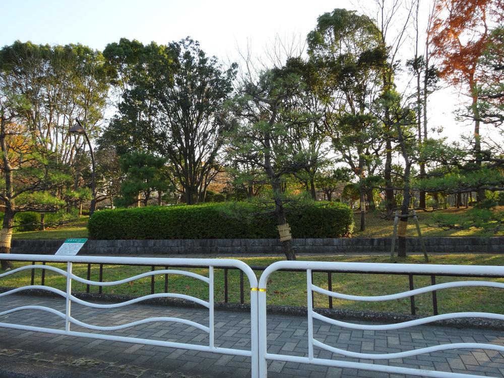 park. If you stretch the leg until the nearby park, When visiting you can feel the four seasons of Japan also.