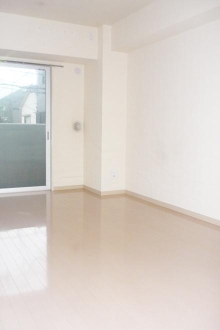 Living. Sun shakes south-facing living room! Local guidance meeting in the reception! 10:00 ~ 18:00 ※ Weekday of guidance is also available. (Closed on Wednesdays) Please feel free to contact us toll-free: 080-805-6599