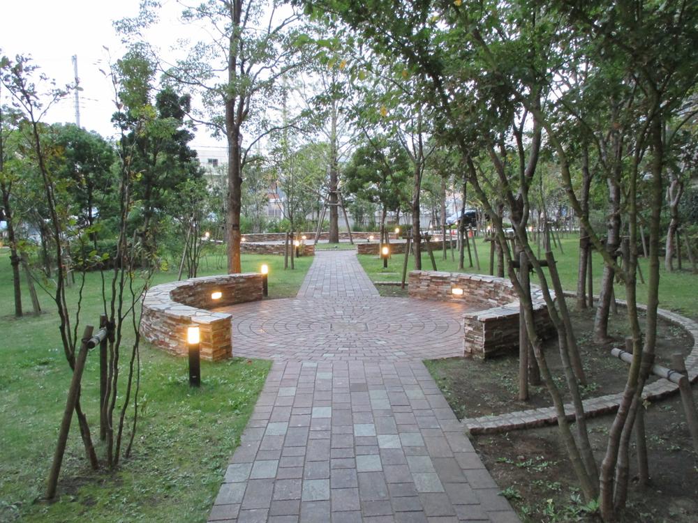 Other common areas.  ■ It is the outer garden of the premises. Green is the rich mansion.