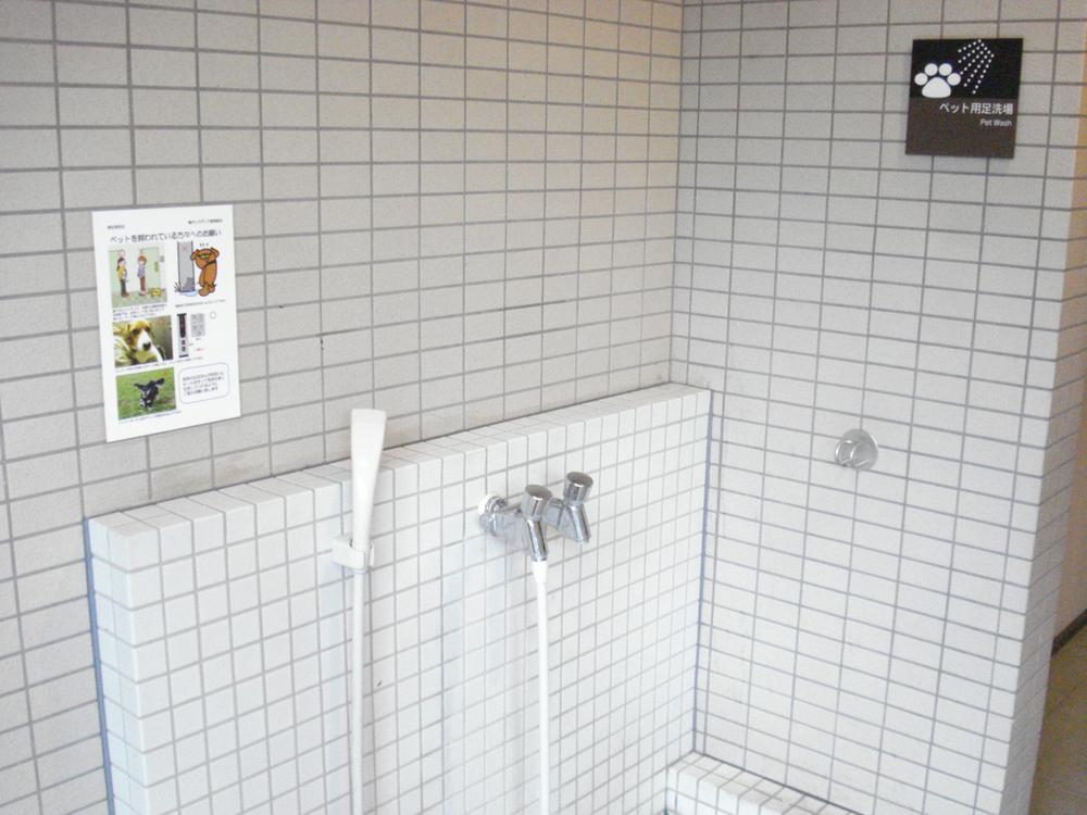 Other common areas.  ■ The Park side entrance there is a pet foot washing place.