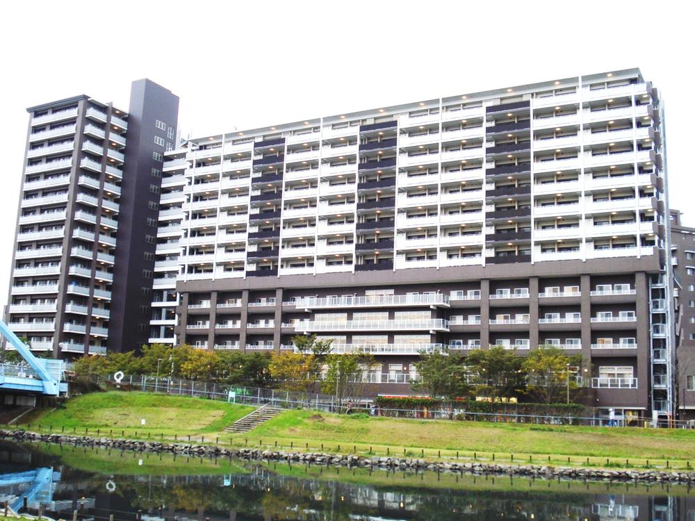 Local appearance photo. Local (10 May 2013) Shooting  ■ Total units 700 units of the big community ■ 2008 Built ■ Housing Performance evaluation acquired properties