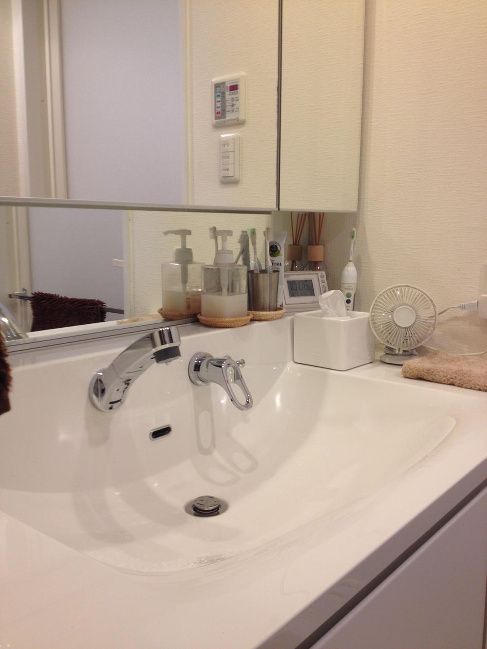 Wash basin, toilet. Indoor (12 May 2013) Shooting